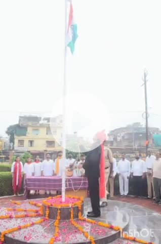 ग्वालियर गिर्द: संभाग आयुक्त खत्री ने राजस्व भवन में किया ध्वजारोहण