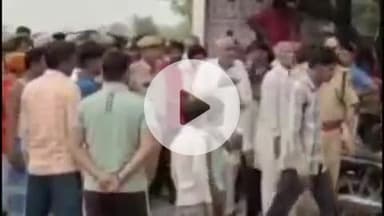 करौली: घासीराम बाबा आश्रम में रह रहे संत मोक्षानंद महाराज का शव फंदे से लटका मिला, लोगों ने लगाया जाम