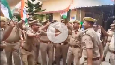 कसिया: कसया थाने में हुआ सांस्कृतिक कार्यक्रम, देशभक्ति गीतों पर झूमे SHO सहित सभी पुलिसकर्मी