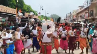 मथुरा: श्री कृष्ण जन्मोत्सव से पूर्व मथुरा में जन्म स्थान से निकाली गई भव्य शोभा यात्रा, बनी आकर्षण का केंद्र