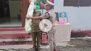 कर्वी: चित्रकूट के मानिकपुर क्षेत्रीय वन अधिकारी ने वृक्षारोपण में उत्कृष्ट कार्य करने वाले तीन लोगों को किया सम्मानित