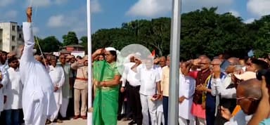 प्रतापगंज: प्रतापगंज प्रखंड परिसर में प्रखंड प्रमुख और थाना परिसर में थानाध्यक्ष ने किया झंडोत्तोलन