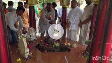 कर्वी: रामघाट से सीतापुर तक निकाली गई तिरंगा यात्रा को संतों ने हरी झंडी दिखाकर किया रवाना