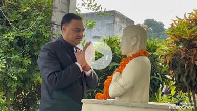 मिर्ज़ापुर: स्वतंत्रता दिवस पर नारघाट स्थित शहीद उद्यान में गांधी प्रतिमा पर माल्यार्पण कर डीएम ने किया नमन