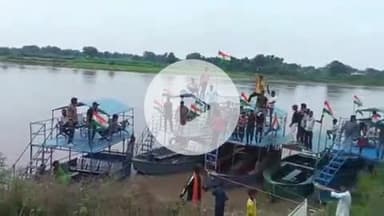 बाह: बटेश्वर में यमुना की लहरों में सजी तिरंगा यात्रा, जलधारा में गूंजे देशभक्ति के जयकारे