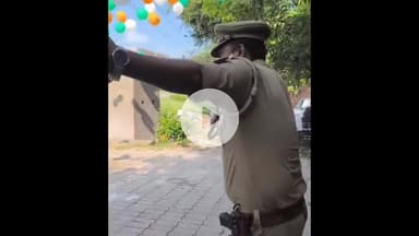 करनैलगंज: बालपुर पुलिस चौकी पर पुलिसकर्मियों ने वर्दी में थिरककर मनाया आज़ादी का जश्न