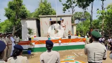 मदनपुर: सलैया थाना परिसर में थानाध्यक्ष कन्हैया कुमार ने किया झंडोतोलन