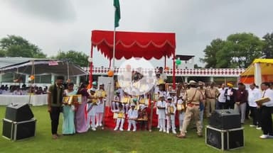 झालरापाटन: पिपलोदी स्कूल हादसे के दिवंगत बच्चों के परिजनों और वीर बालकों को स्वतंत्रता दिवस समारोह में सम्मानित किया गया