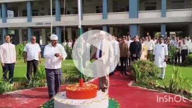 भभुआ: भभुआ व्यवहार न्यायालय में स्वतंत्रता दिवस पर जिला जज ने किया ध्वजारोहण, मौके पर मौजूद रहे न्यायिक पदाधिकारी