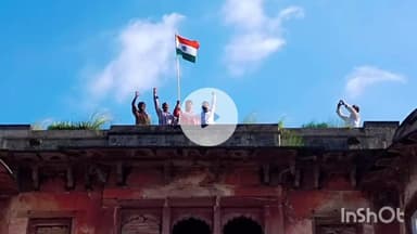 कर्वी: धार्मिक और ऐतिहासिक रूप से महत्वपूर्ण धरोहर, कर्वी के मराठाकालीन किले में युवाओं ने फहराया तिरंगा