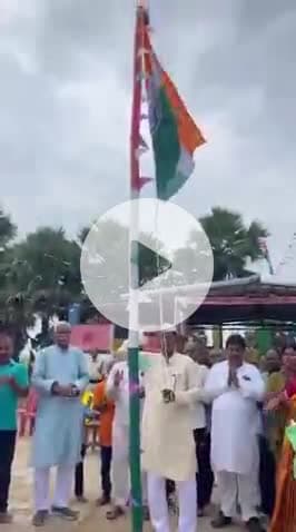 घोसी: स्वतंत्रता दिवस पर लखाबर पंचायत के डब्ल्यू पी ओ ने फहराया तिरंगा झंडा