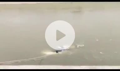 నేరేడుచర్ల: సాగర్ ఎడమ కాలవలో పడిన కారు సురక్షితంగా డ్రైవర్ను బయటకి తీసిన స్థానికులు