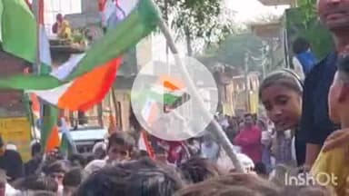 जानसठ: ककरौली के गांव बेहड़ा सादात में तिरंगा यात्रा के दौरान लोगों की लगी भीड़, देशभक्ति गीतों पर झूमे लोग