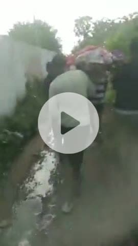 बाह: जैतपुर के रामकुआं गांव में जलभराव से स्थिति बेहाल, शवयात्रा में आ रही बाधा, वीडियो हुआ वायरल