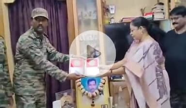 ఉప్పల్: మల్లాపూర్ ప్రాంతానికి చెందిన రవి ప్రసాద్ కుటుంబాన్ని సత్కరించిన ఆర్మీ అధికారులు