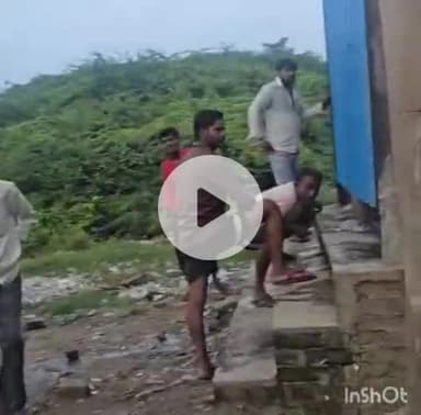 एत्मादपुर: शराब बंदी वाले दिन भी शोभा नगर स्थित शराब के ठेके से शराब बेचने का वीडियो सोशल मीडिया पर हुआ वायरल