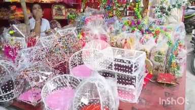 छिबरामऊ: श्री कृष्ण जन्माष्टमी को लेकर भक्तों ने भगवान श्री कृष्ण के आभूषणों की खरीदारी के लिए दुकानों पर दिखाई भीड़