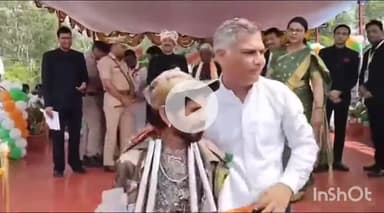गुना: लाल परेड पर स्वतंत्रता दिवस समारोह में फौजी की ड्रेस में मंच पर पुरस्कार लेने पहुंचा बहरूपिया, वीडियो वायरल