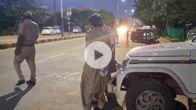 चूरू: पुलिस लाइन के सामने सदर थाना पुलिस ने की नाकाबंदी, 10 वाहनों के चालान काटे