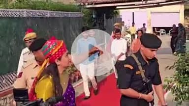 बाड़मेर: स्वतंत्रता दिवस पर जिला कलेक्टर टीना डाबी ने कलेक्टर आवास पर किया ध्वजारोहण, पुलिस जवानों ने राष्ट्रीय ध्वज को दी सलामी