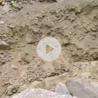 मोरंग: किन्नौर के लंबर समीप नाले में आई बाढ़, सड़क मार्ग खाई में तब्दील, आवाजाही हुई ठप