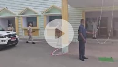 बाड़मेर: स्वतंत्रता दिवस पर बाड़मेर पुलिस अधीक्षक नरेंद्र सिंह मीणा ने पुलिस अधीक्षक कार्यालय में किया ध्वजारोहण