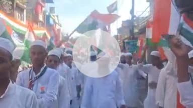 बहराइच: घंटाघर से मदरसा छात्रों ने स्वतंत्रता दिवस के मौके पर निकाली तिरंगा रैली, जिले में किया गया ध्वजारोहण