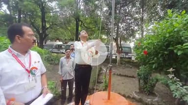 रामपुर: शुक्रवार को ज़िला अस्पताल परिसर में 79वें स्वतंत्रता दिवस पर सीएमएस डॉ. डीके वर्मा ने ध्वजारोहण किया और पक्षियों को आज़ाद किया