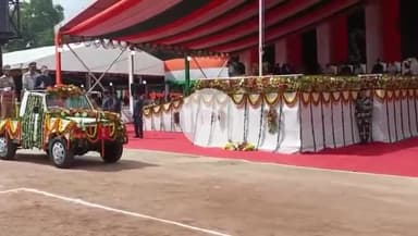 कांके: मोरहाबादी मैदान में स्वतंत्रता दिवस पर राज्यपाल ने किया ध्वजारोहण, परेड की सलामी भी ली