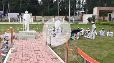 गुमला: स्वतंत्रता दिवस पर समाहरणालय परिसर में टाना भगत ने महात्मा गांधी को किया याद