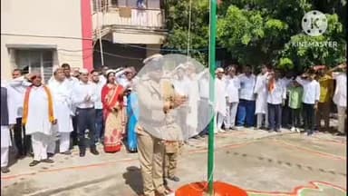 परवलपुर थाने में थाना अध्यक्ष ने फहराया राष्ट्रीय ध्वज, झंडे को दी सलामी