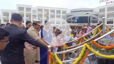 गुमला: डीसी ऑफिस परिसर में अशोक स्तंभ का फीता काटकर उद्घाटन किया गया