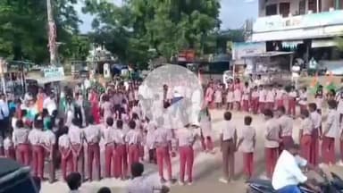 మర్రిగూడ: మండలంలోని పలు ప్రభుత్వ కార్యాలయాల్లో ఘనంగా 79వ స్వాతంత్ర్య దినోత్సవ వేడుకలు, ఆట పాటలతో అలరించిన విద్యార్థులు