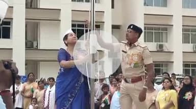 गुमला: समाहरणालय परिसर में डीसी ने तिरंगे झंडे को सलामी दी