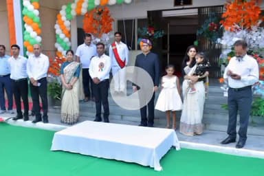 कर्वी: डीएम ने कलेक्ट्रेट परिसर में किया ध्वजारोहण, सभी अधिकारी रहे मौजूद