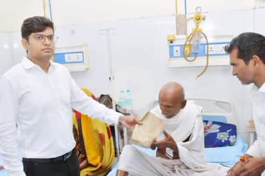 कर्वी: स्वतंत्रता दिवस के अवसर पर डीएम और स्वास्थ्य अधिकारियों ने जिला अस्पताल में मरीजों को फल और मिठाइयां बांटी