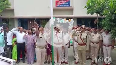 घोसी: घोसी थाना परिसर में स्वतंत्रता दिवस पर सर्किल इंस्पेक्टर और थाना अध्यक्ष ने फहराया तिरंगा झंडा