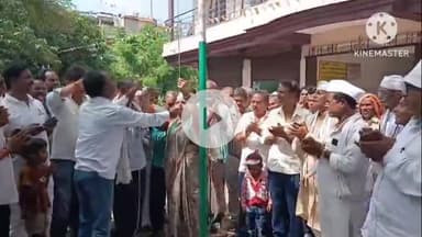 थरथरी: पूर्व जिला पार्षद अध्यक्ष पिंकी कुमारी ने किया झंडोतोलन, समर्थकों के बीच घड़ियों का किया वितरण