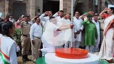 भभुआ: जिला परिषद कार्यालय में जिला परिषद अध्यक्ष रिंकी सिंह ने तिरंगे को दी सलामी