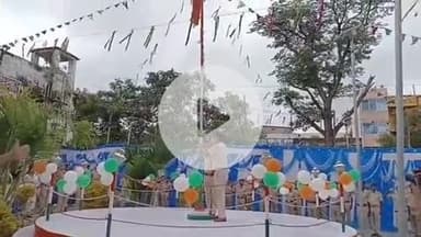 गुमला: गुमला थाना में थाना प्रभारी द्वारा किया गया ध्वजारोहण