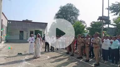 लंभुआ: एसडीएम ने स्वतंत्रता दिवस पर लंभुआ तहसील परिसर में ध्वजारोहण किया, राष्ट्र की एकता बनाए रखने की अपील की