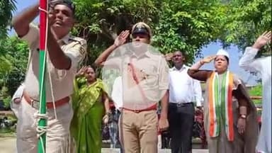 सिलाव: स्वतंत्रता दिवस पर सिलाव थाना परिसर में थानाध्यक्ष ने फहराया तिरंगा, लोगों में मिठाई वितरित