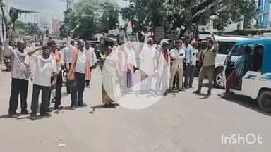 गढ़वा: गढ़वा थाना गेट के सामने भेड़ चोरी का खुलासा न होने पर पाल समाज ने किया सड़क जाम