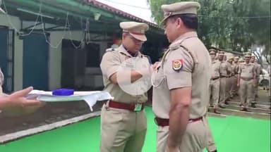 अमरोहा: अमरोहा के एसपी ने उत्कृष्ट कार्य करने वाले पुलिसकर्मियों को पदक एवं प्रशस्ति पत्र देकर किया सम्मानित
