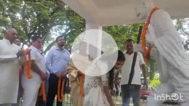 शंभूगंज: शंभूगंज मुख्यालय में झंडोतोलन से पहले महात्मा गांधी की प्रतिमा पर अधिकारियों व जनप्रतिनिधियों ने किया माल्यार्पण