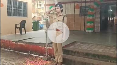 मथुरा: मथुरा शहर कोतवाली में सीओ सिटी ने ध्वजारोहण कर शान से लहराया तिरंगा