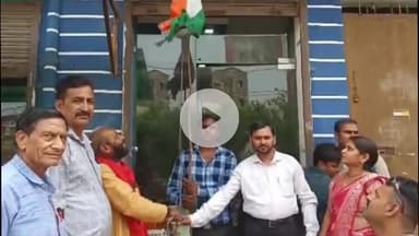 मथुरा: जनपद मथुरा में 600 भवनों सहित स्कूल, कॉलेज और व्यवसाय केंद्रों पर गूंजे देशभक्ति के तराने, हुआ ध्वजारोहण