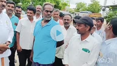 వేలేరు: వేలేరు మండల కేంద్రంలోని అగ్రోస్ రైతు సేవా కేంద్రాన్ని ఆకస్మిక తనిఖీ చేసిన మాజీ ఉప ముఖ్యమంత్రి రాజయ్య