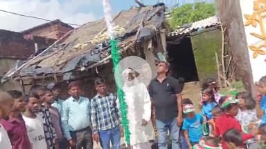 बसेयाॅं गांव में श्री मुंशी राम द्वारा झंडा फहराया गया शिव मंदिर के पास और हमारे विकास मित्रा निर्भय जी