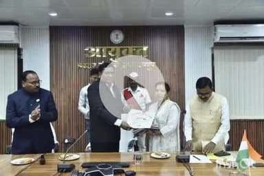 जगदलपुर: कमिश्नर कार्यालय में संभाग आयुक्त डोमन सिंह ने किया ध्वजारोहण, अधिकारियों को दिए प्रशस्ति पत्र व साल